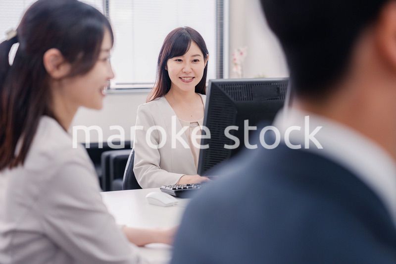 明るい雰囲気でデスクワークをするビジネスパーソン