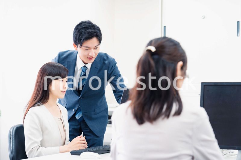 女性上司に報告をする若いビジネスマン