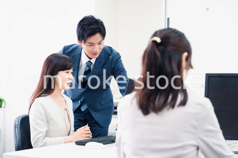 女性上司に報告をする若いビジネスマン