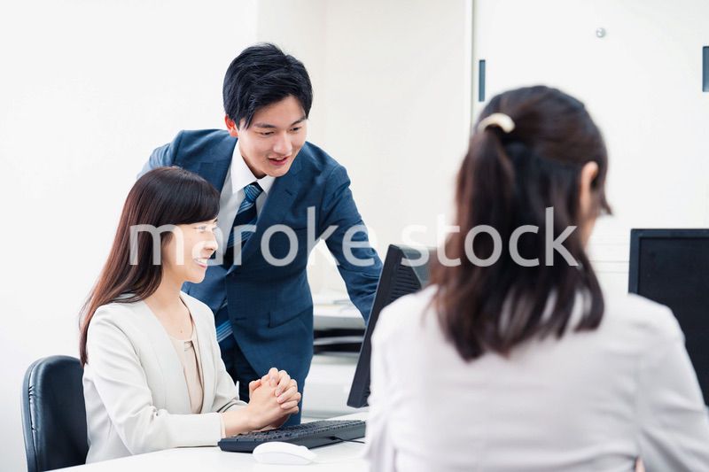 女性上司に報告をする若いビジネスマン