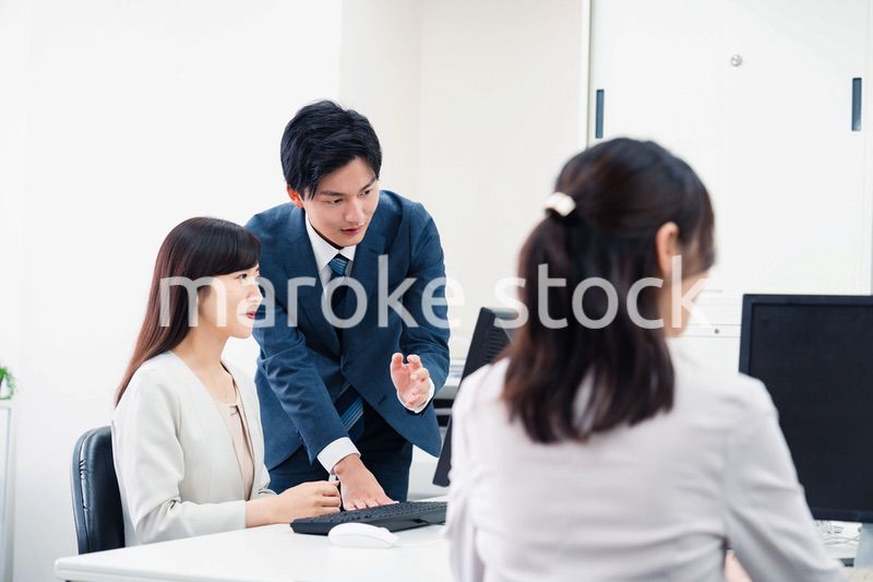 女性上司に報告をする若いビジネスマン