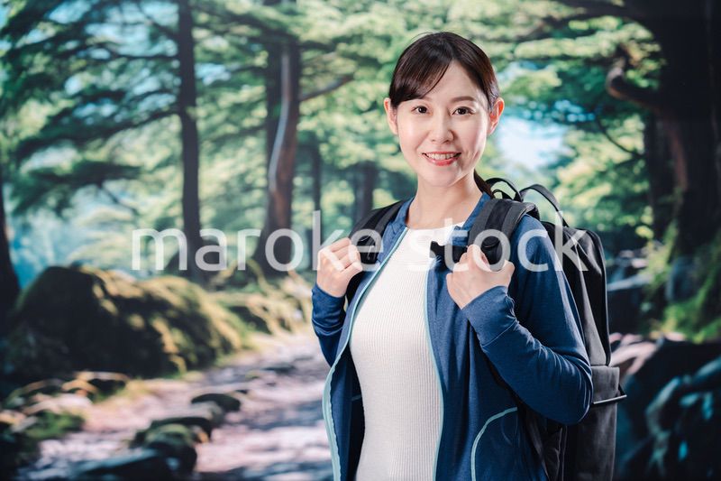 晴天の中で登山をする女性