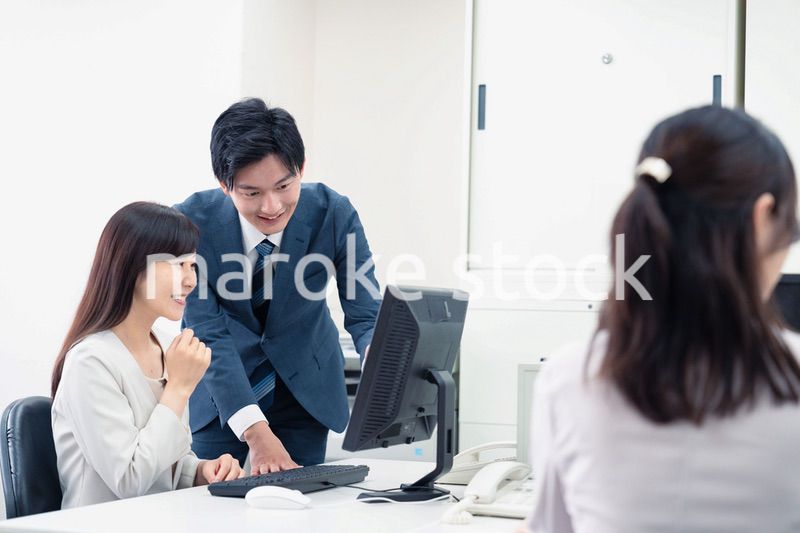 女性上司に報告をする若いビジネスマン