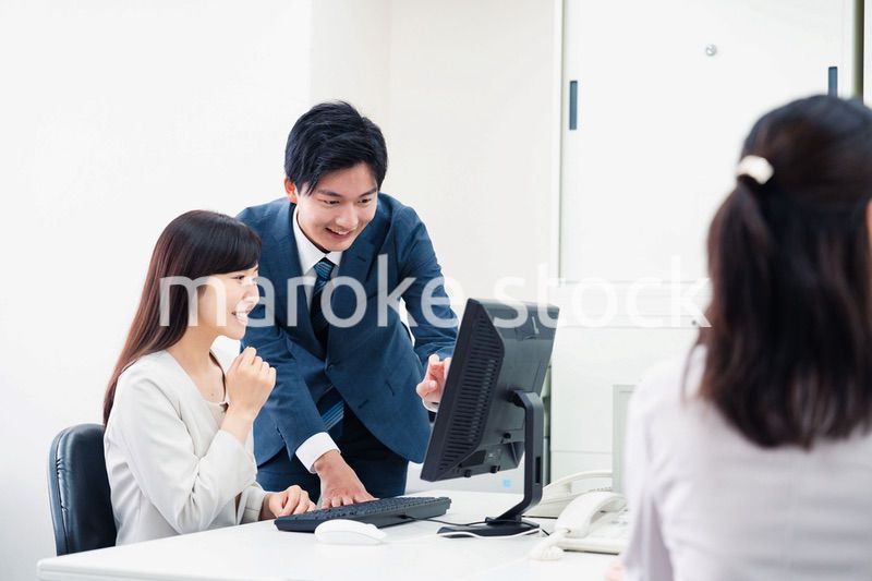 女性上司に報告をする若いビジネスマン