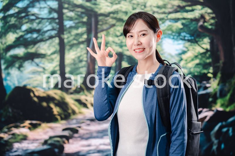 晴天の中で登山をする女性