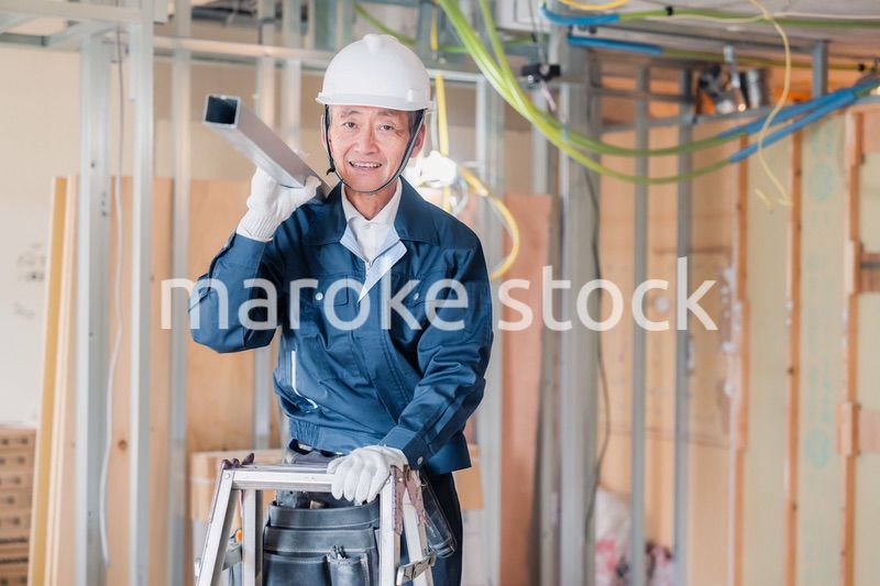 建設現場で資材を運搬する大工さん