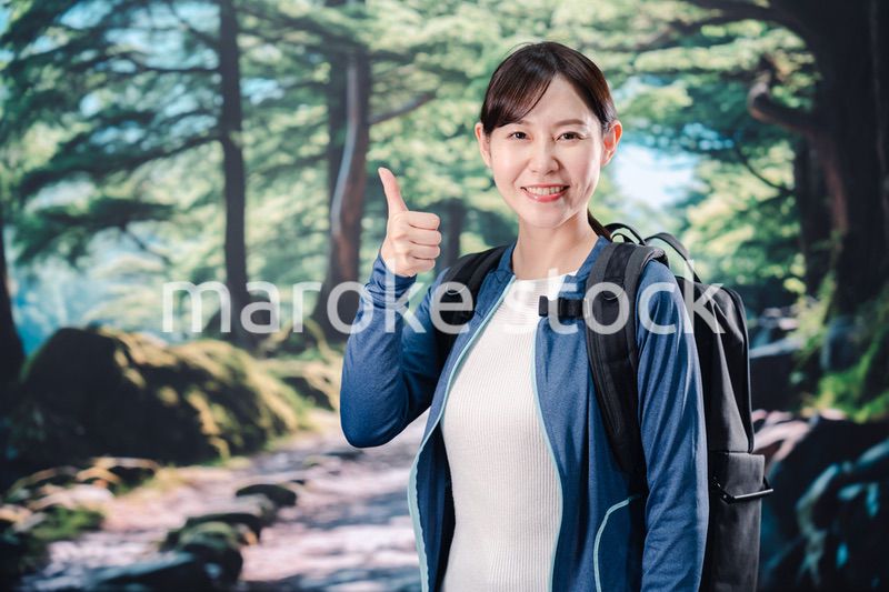 晴天の中で登山をする女性