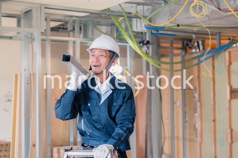 建設現場で資材を運搬する大工さん