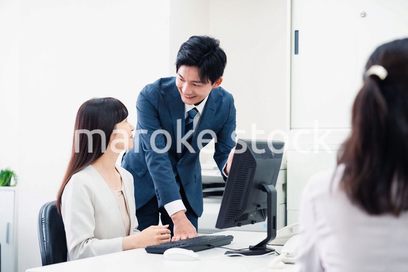 女性上司に報告をする若いビジネスマン