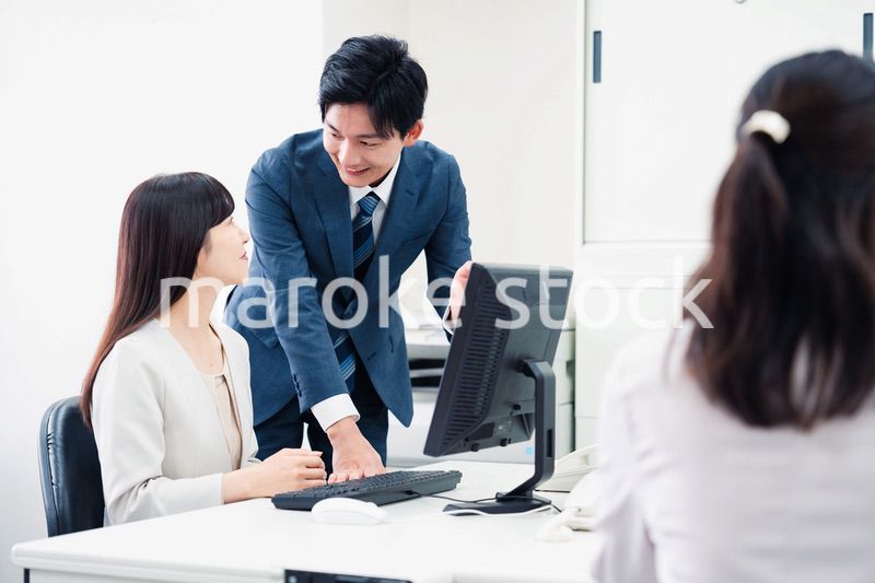 女性上司に報告をする若いビジネスマン