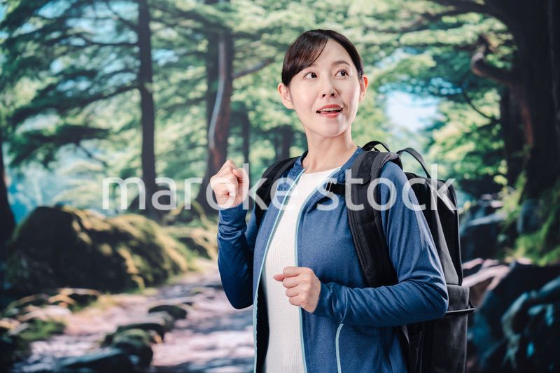 晴天の中で登山をする女性