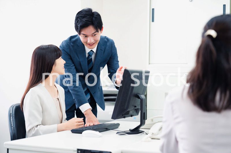 女性上司に報告をする若いビジネスマン