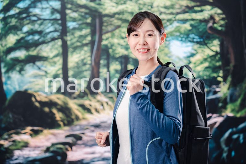 晴天の中で登山をする女性