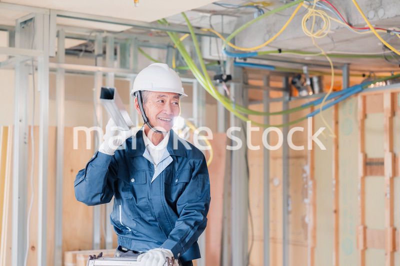 建設現場で資材を運搬する大工さん