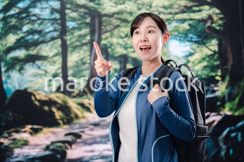 晴天の中で登山をする女性