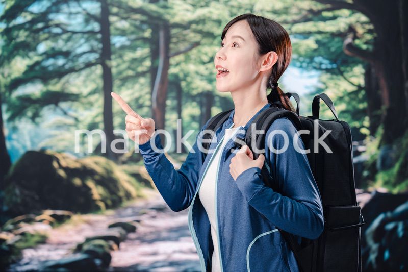 晴天の中で登山をする女性