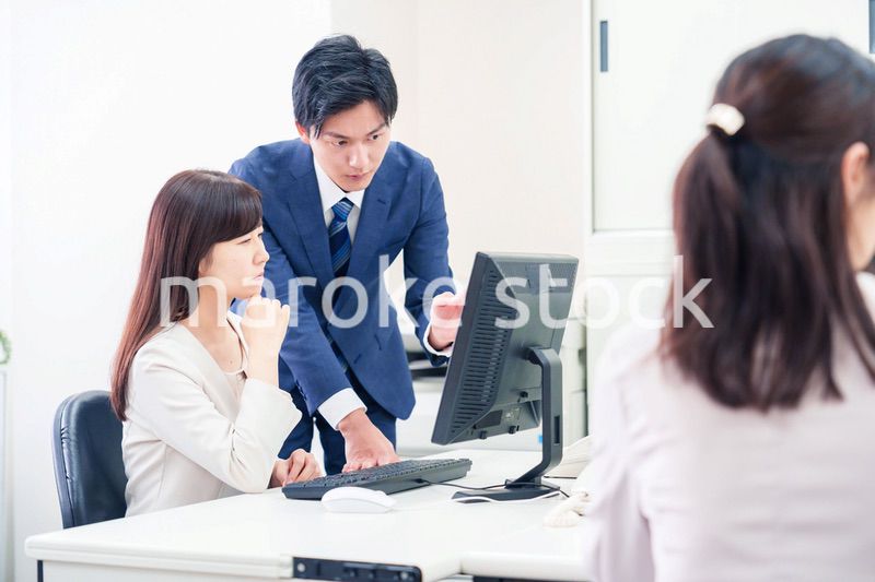 上司にミスを報告して怒られるビジネスマン