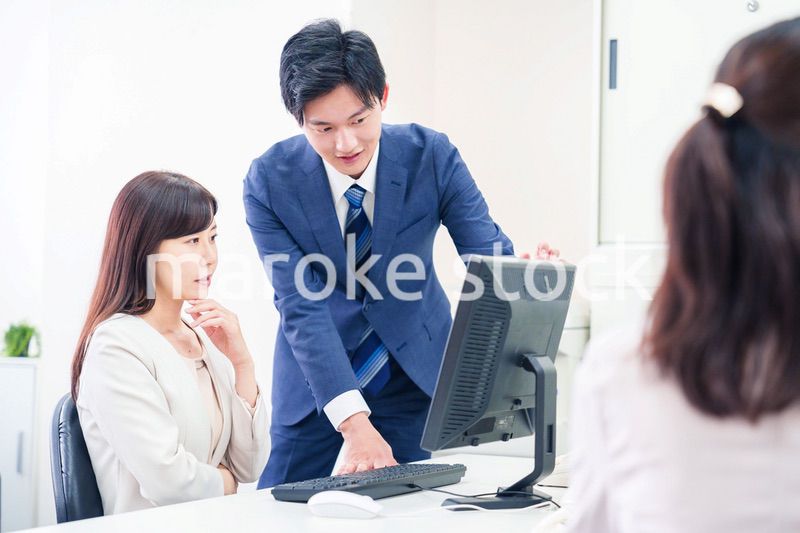 上司にミスを報告して怒られるビジネスマン