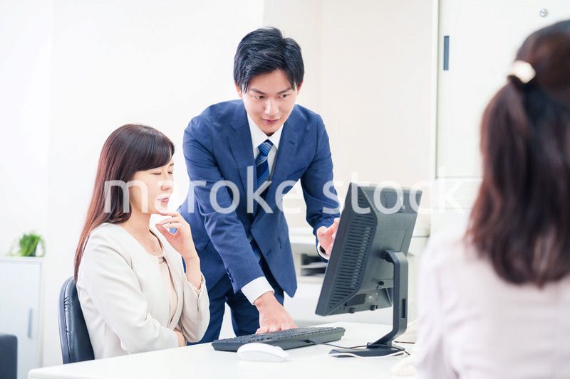 上司にミスを報告して怒られるビジネスマン