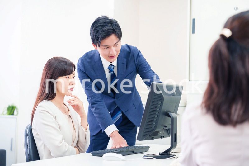 上司にミスを報告して怒られるビジネスマン