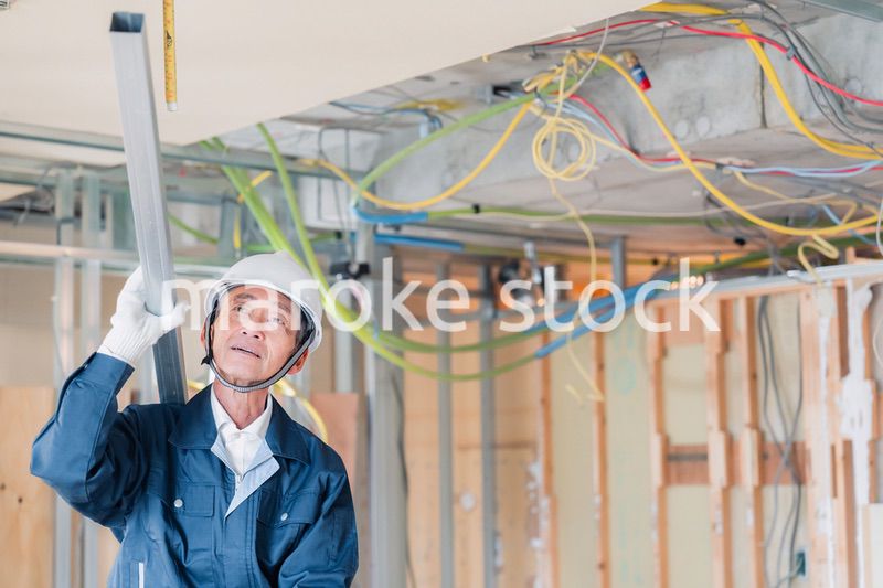 建設現場で資材を運搬する大工さん