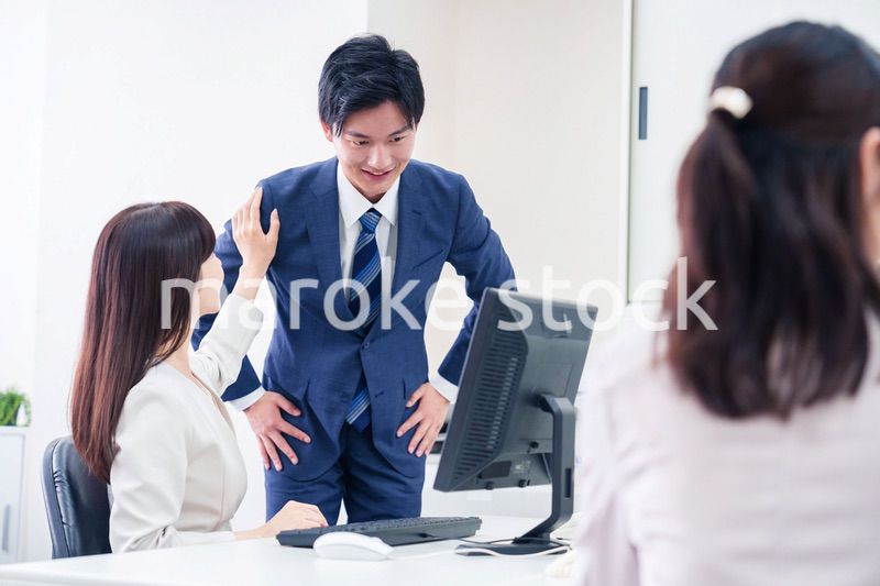 女性の上司から褒められるビジネスマン