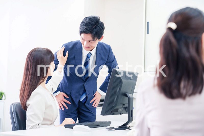 女性の上司から褒められるビジネスマン