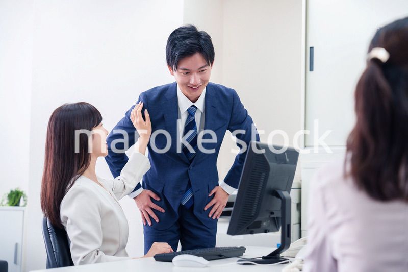 女性の上司から褒められるビジネスマン