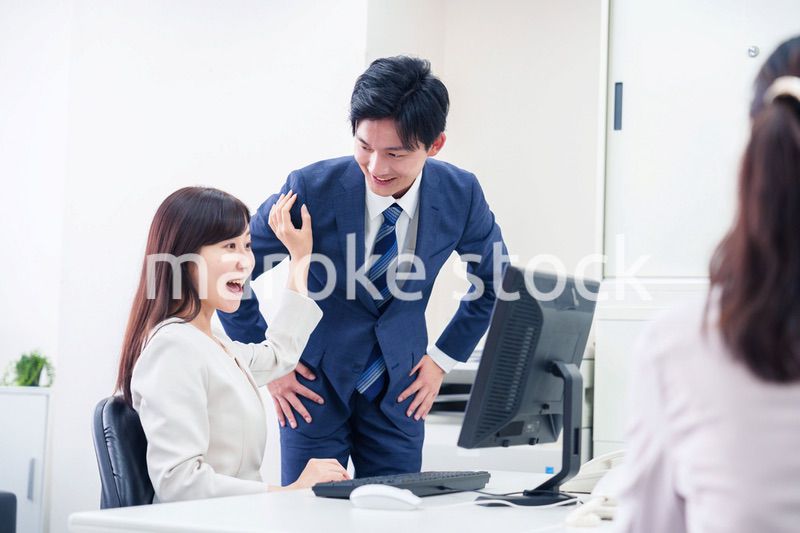 女性の上司から褒められるビジネスマン