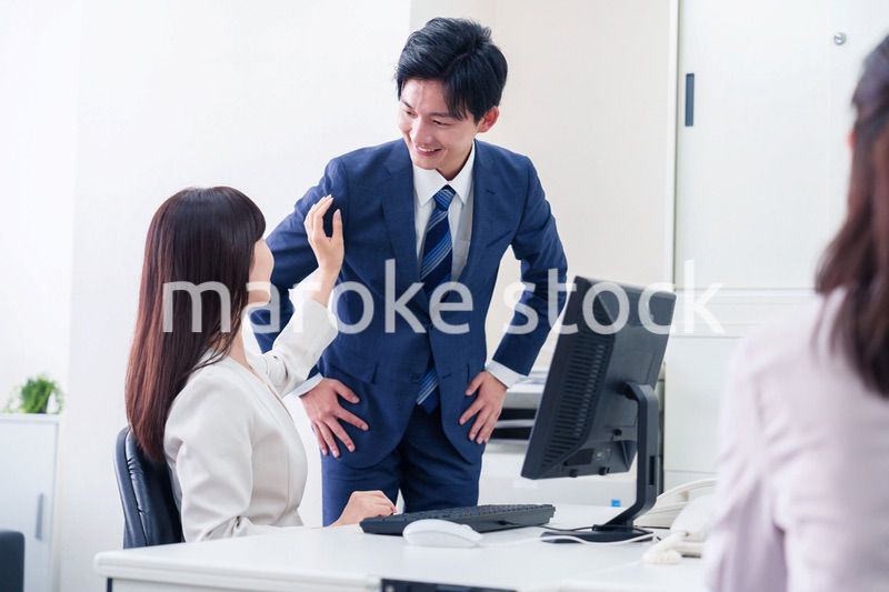 女性の上司から褒められるビジネスマン