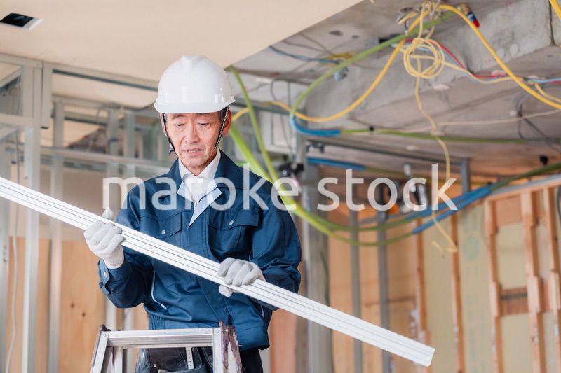 建設現場で資材を運搬する大工さん