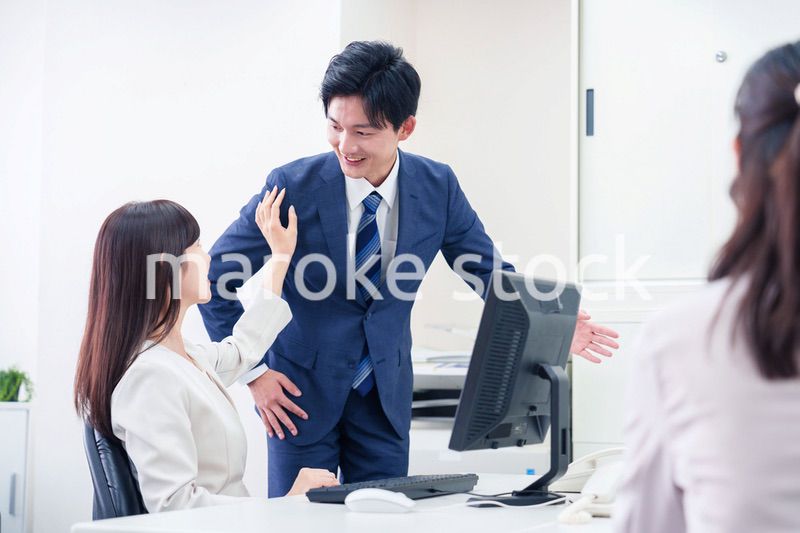 女性の上司から褒められるビジネスマン