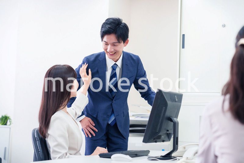 女性の上司から褒められるビジネスマン