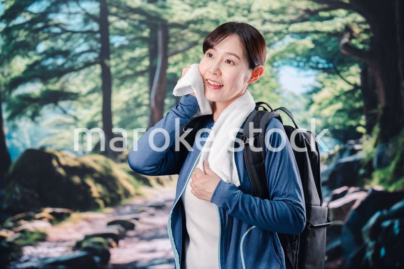 晴天の中で登山をする女性