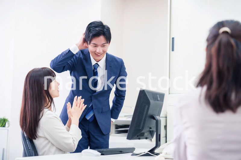 女性の上司から褒められるビジネスマン