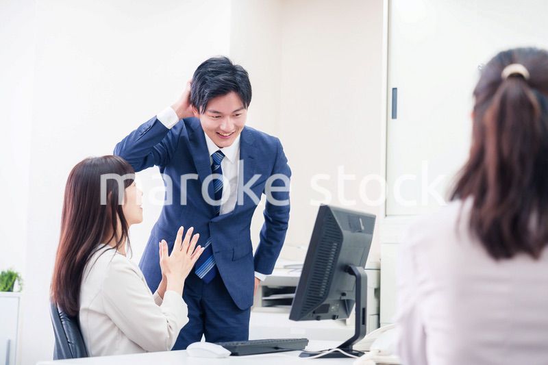 女性の上司から褒められるビジネスマン
