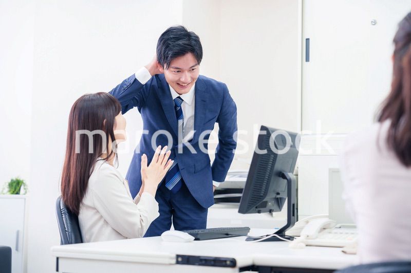 女性の上司から褒められるビジネスマン