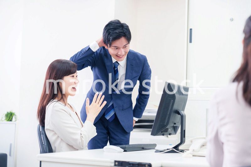 女性の上司から褒められるビジネスマン