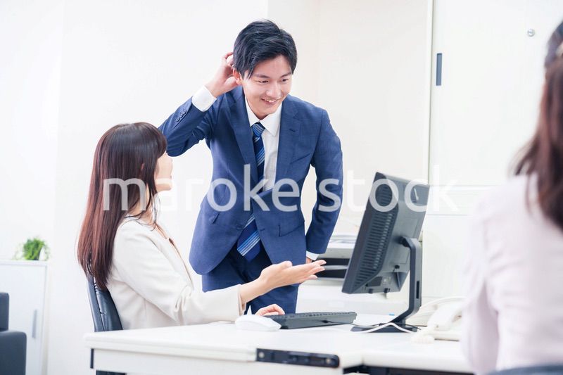 女性の上司から褒められるビジネスマン