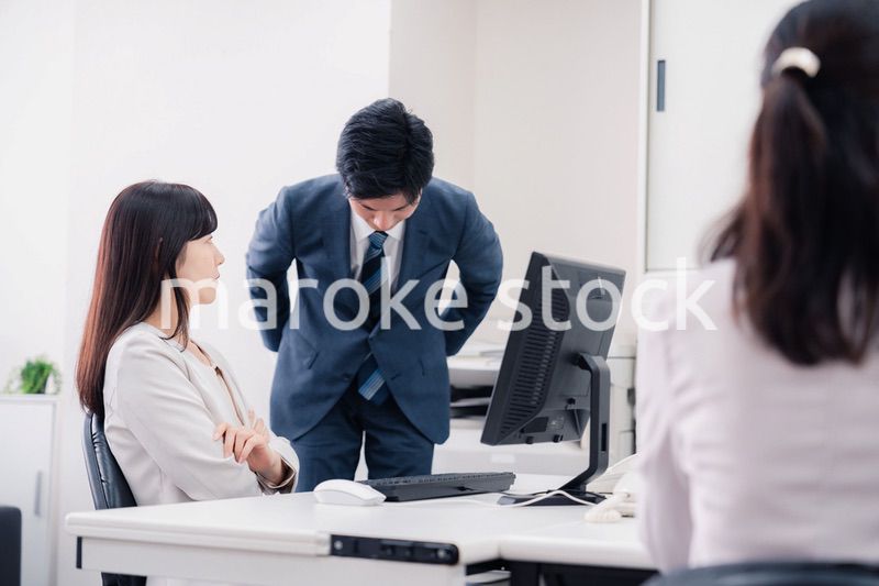 部下を叱る女性の上司