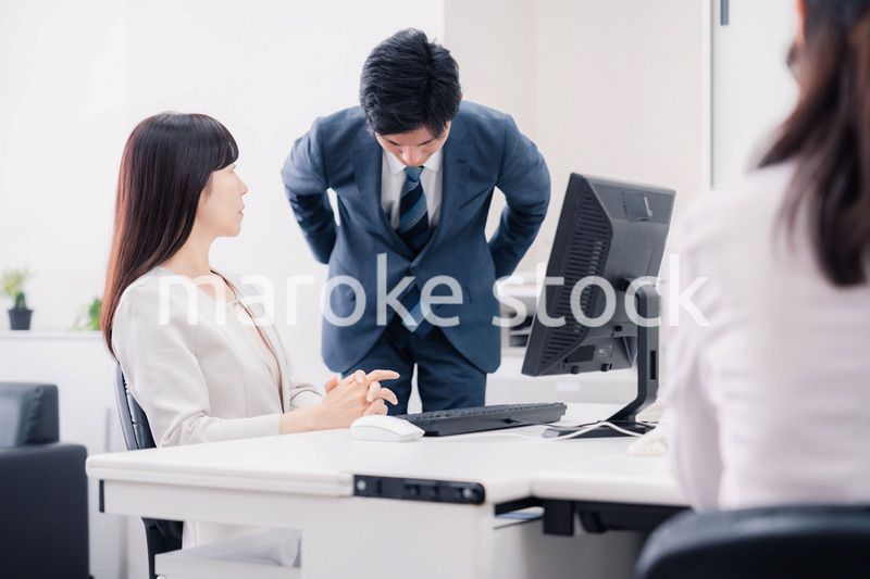 部下を叱る女性の上司