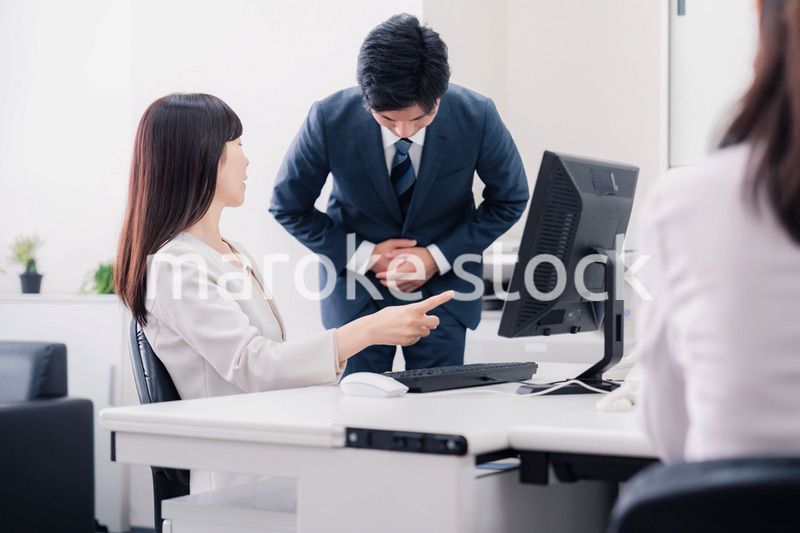 部下を叱る女性の上司