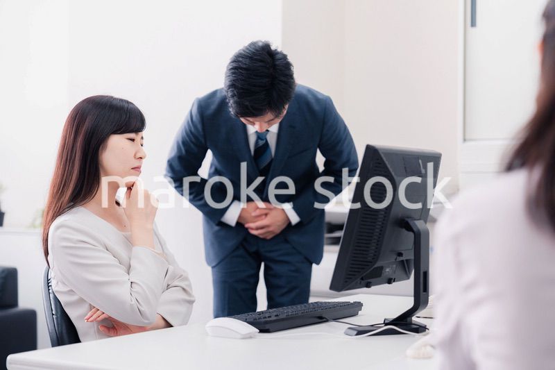 部下を叱る女性の上司