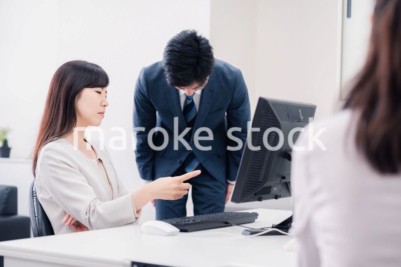 部下を叱る女性の上司