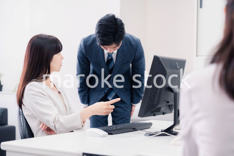 部下を叱る女性の上司