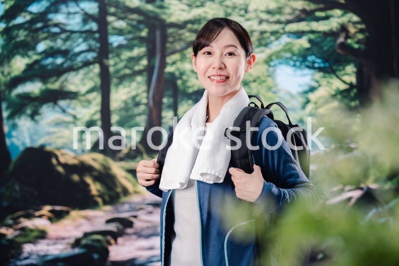 晴天の中で登山をする女性