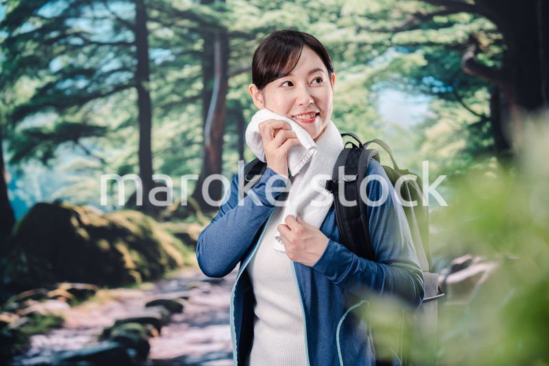 晴天の中で登山をする女性