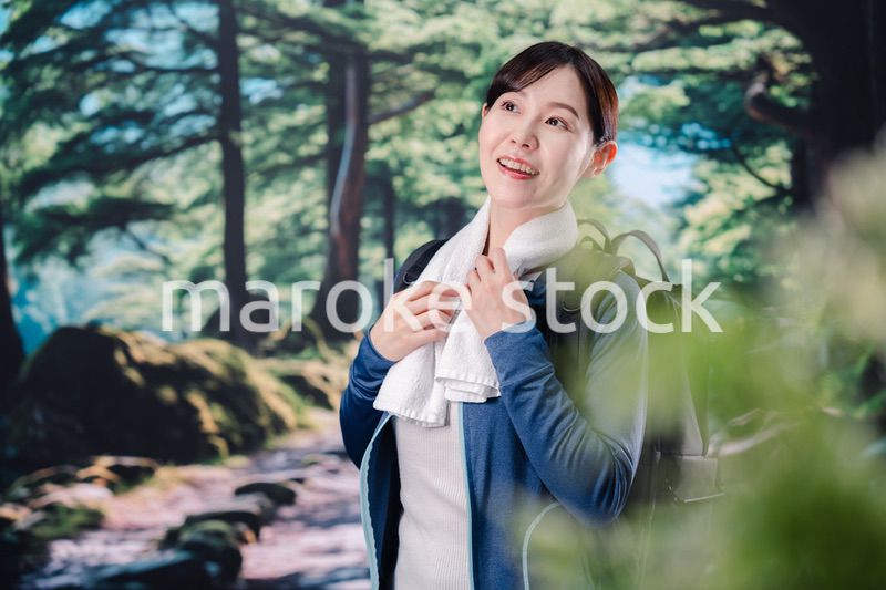 晴天の中で登山をする女性