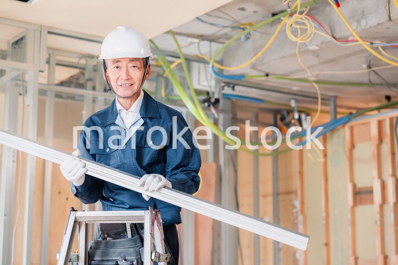 建設現場で資材を運搬する大工さん