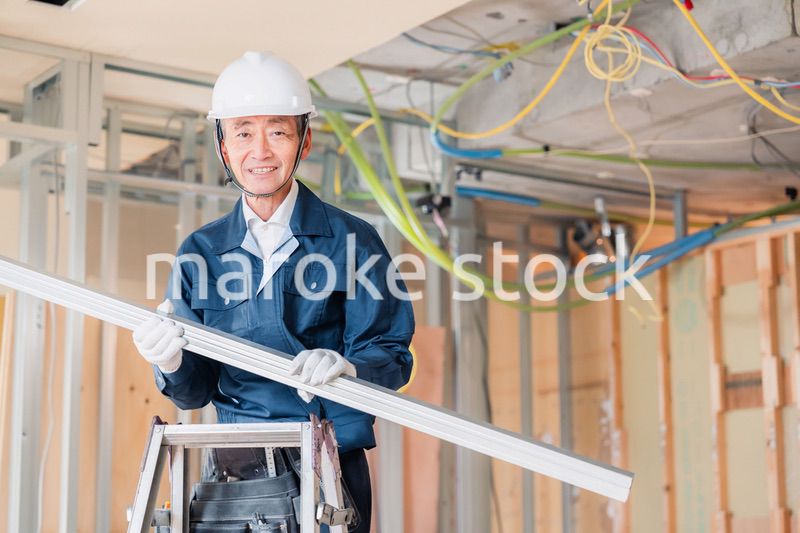 建設現場で資材を運搬する大工さん